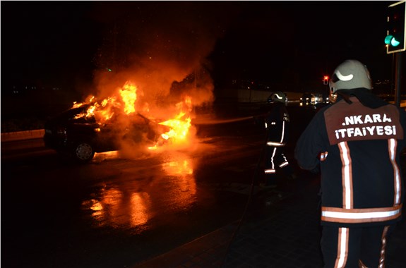 Ankara’da kaza sonrası alev alan araç küle döndü