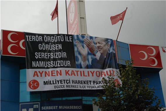 Düzce'de MHP'nin astığı 'Erdoğan'lı pankart kaldırıldı