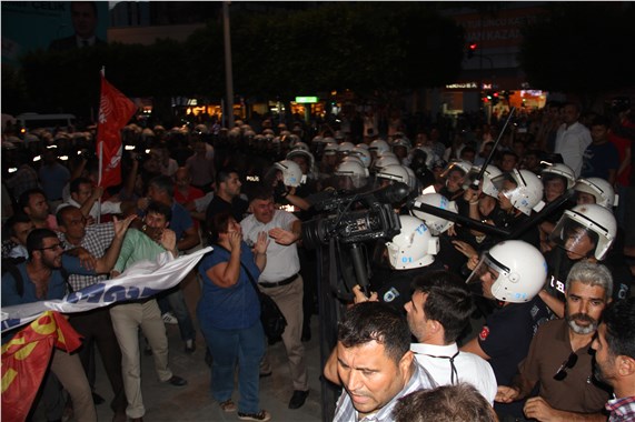 Biber gazından etkilenen HDP'li vekil polis şefiyle tartıştı
