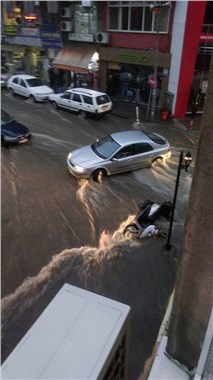 Ereğli'de iş yerlerini su bastı, tıkanan rögarları vatandaşlar açtı