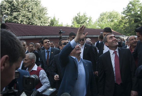 Davutoğlu, okuduğu ilkokulu ziyaret etti