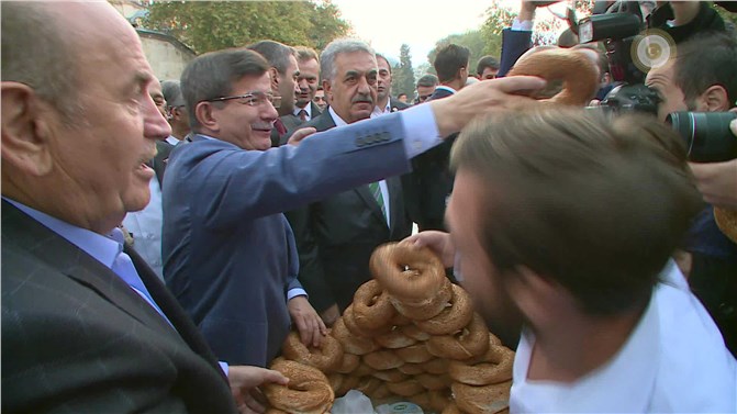 Davutoğlu simit dağıttı