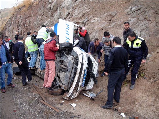 Polis aracı kaza yaptı, 2’si polis 3 kişi yaralandı