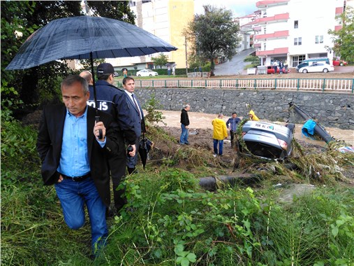 Sel sularının yuttuğu araçlar hurdaya döndü