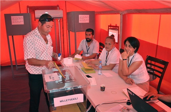 1 Kasım seçimleri için KKTC'de oy verme işlemi başladı