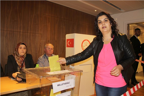 Brüksel'de Türk vatandaşlar oy vermeye başladı