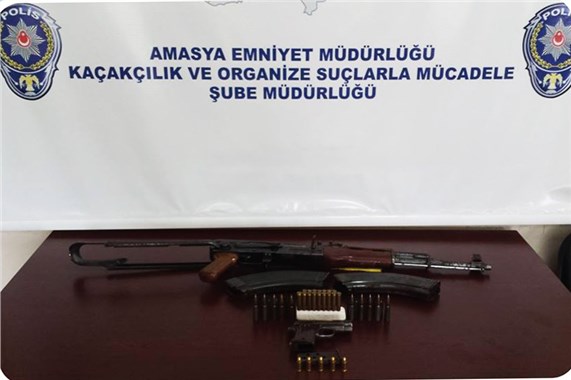 Köyde bir evde yorgan arasından 'Kalaşnikof' çıktı