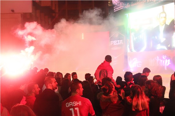 Arnavutluk'un tarihi zaferi Kosova'da sevinçle kutlandı