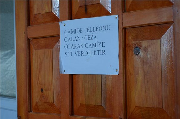 Camide cep telefonu çalan 5 TL ceza ödüyor