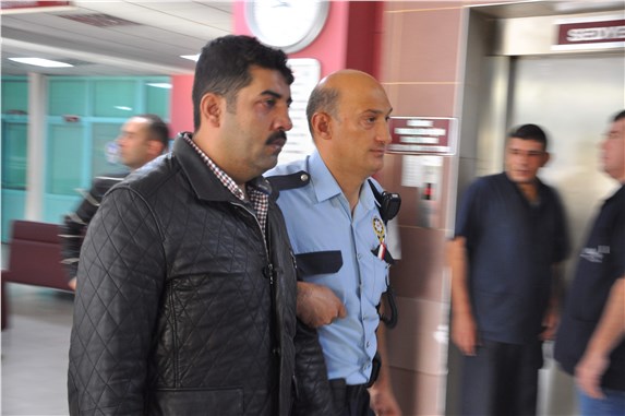 İşten atılan taşeron işçisi hastanenin çatısına çıktı