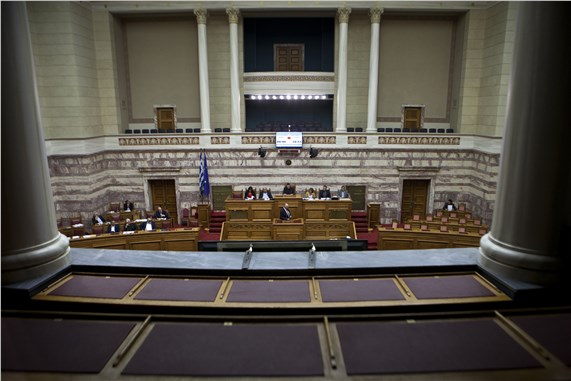 Yunan parlamentosu yeni acı reçeteyi kabul etti