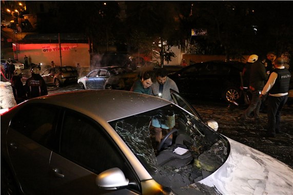 Beyoğlu'nda araçlar kundaklandı