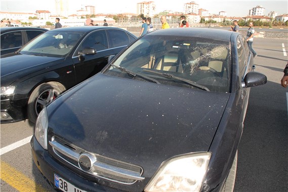 Kayserispor ile Fenerbahçe taraftarları taşlı sopalı kavga etti