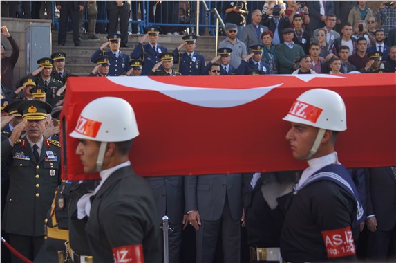 Şehit Yarbay Ejdar'ı aynı çatışmada yaralanan silah arkadaşları uğurladı