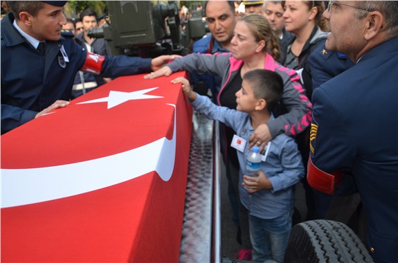Şehidin minik oğlu Babamı nereye götürüyorlar, söyleyin bir yere götürmesinler