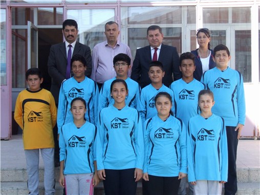 Yerköy’de öğrencilere spor malzemesi desteği