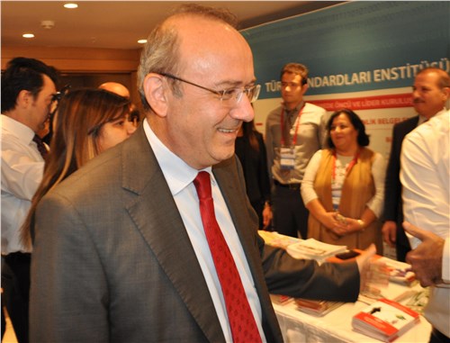 TÜRKSAT yöneticisi TV'leri uydudan çıkarmayı cevaplamadı, arka kapıdan çıktı