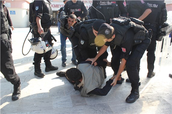 Hastane önünde açıklama yapan gruba polis müdahalesi
