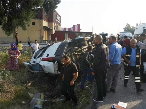Yolcu minibüsü ile öğrenci servisi çarpıştı 30 yaralı