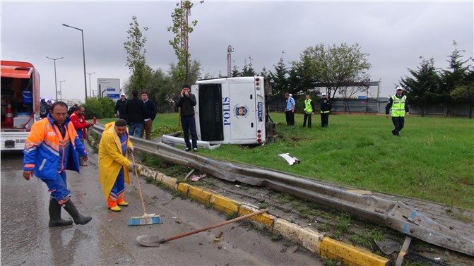 Çevik kuvvet aracı devrildi