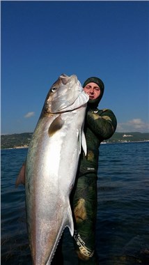 Zıpkınla 50 kiloluk balık yakaladı