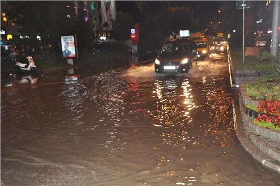 Çanakkale'de yağmur hayatı olumsuz etkiledi
