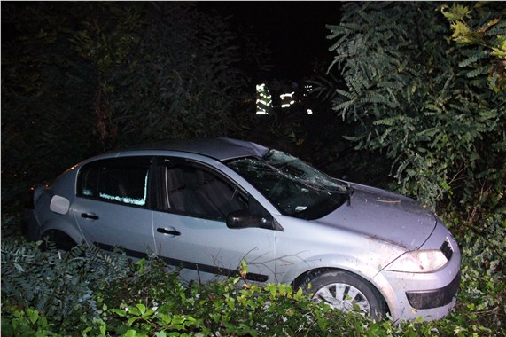 Yere düşen polisin yardımına gazeteciler koştu