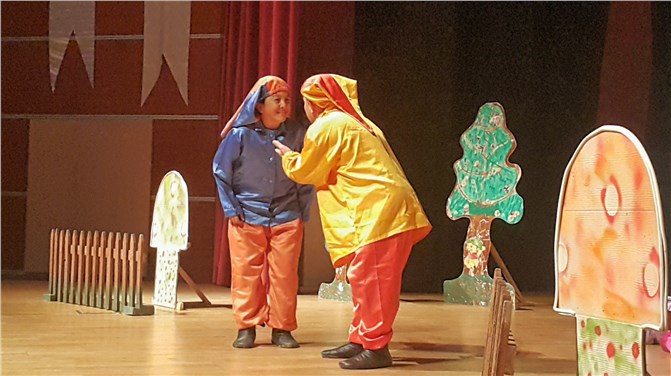 Engelsiz yaşam için ‘Pamuk Prenses ve Yedi Cüceler’ oyunu sahnelendi