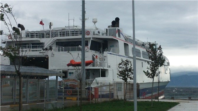 Mudanya’da hızlı feribot iskeleye çarptı