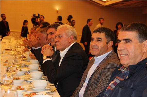 Demirtaş Siyasetçileri askerlerle mevzide sabahlamaya davet ediyoruz