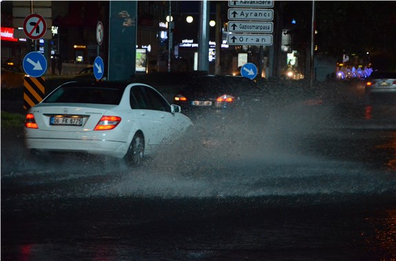 Ankara'da yoğun yağış Yoldan 'zıplayarak' geçen vatandaşlar zor anlar yaşadı