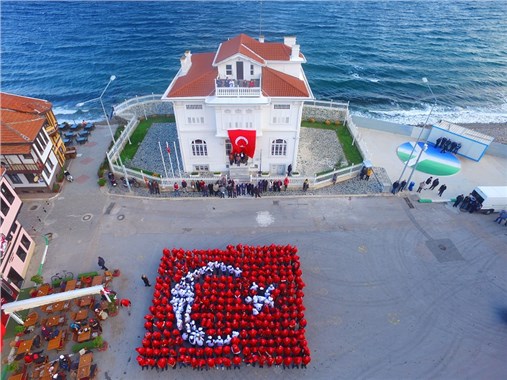 Mudanya'da 330 kişiyle Türk Bayrağı oluşturuldu