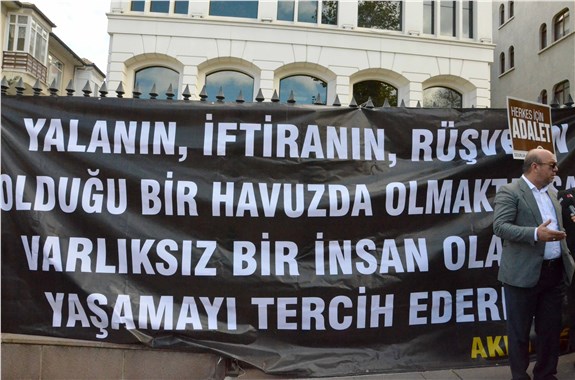 Bugün ve Kanaltürk binası önünde yeniden kalabalık arttı