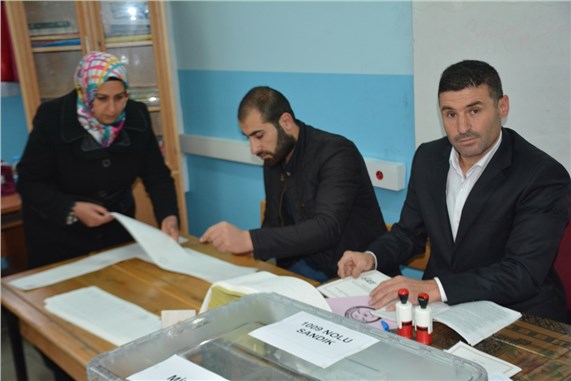 Bitlis’te oy kullanma işlemi başladı