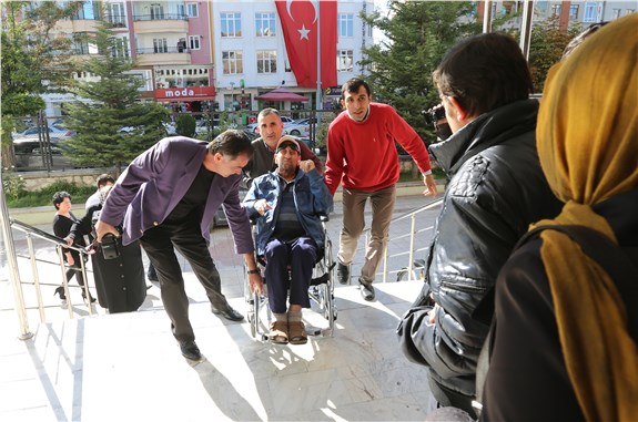 Engelli vatandaş oy kullanabilmek için Vali’den yardım istedi