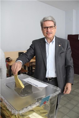 CHP İzmir Milletvekili Çıray oyunu kullandı