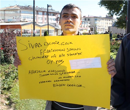 Tek başına eylem yaparak seçimi protesto etti