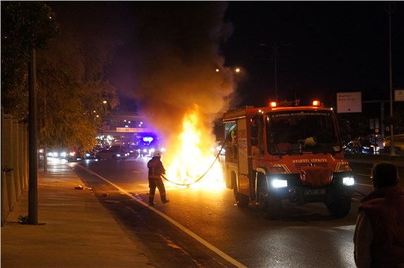 Seyir halindeki otomobil alev alev yandı