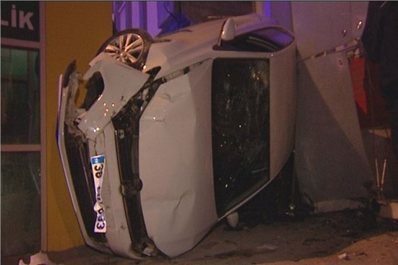 Takla atan otomobil güvenlik görevlisinin kulübesini teğet geçti