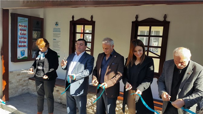 Otobüs beklerken kitap okumak için 'Kütüphaneli Durak' yapıldı