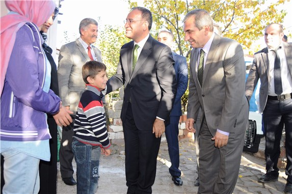 Cumhurbaşkanı Erdoğan'ın hediye köpeğini Bozdağ teslim etti