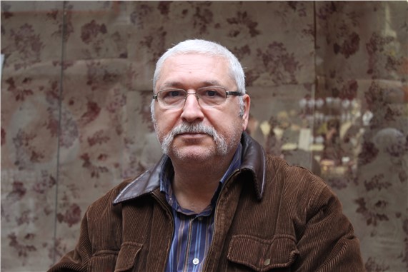 Gazeteciler, zamanında gelmeyen vekilleri protesto etti