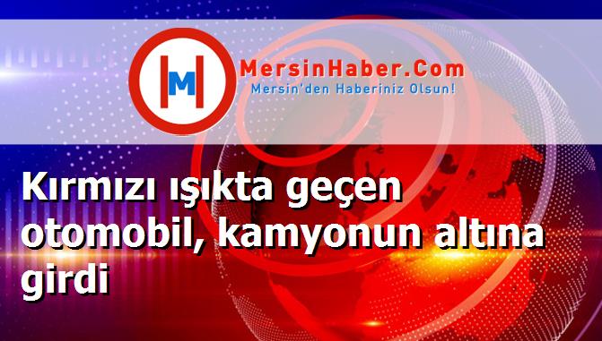 Kırmızı ışıkta geçen otomobil, kamyonun altına girdi