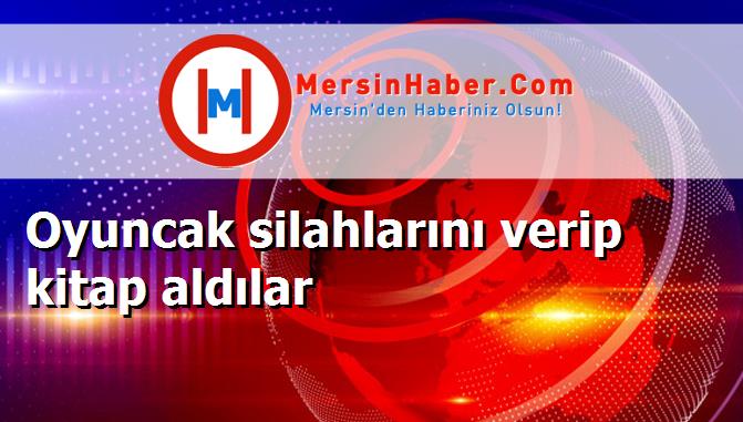 Oyuncak silahlarını verip kitap aldılar