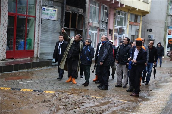 Artvin Valisi Cirit Borçka'daki heyelanda 2 kişi öldü, 7 yaralı var