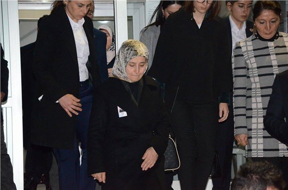 Sare Davutoğlu’ndan şehit evine ziyaret