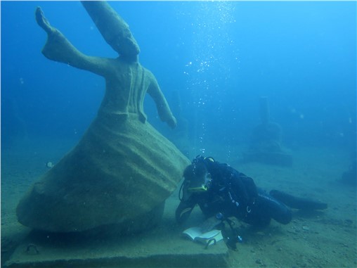 Su altında kitap okudular