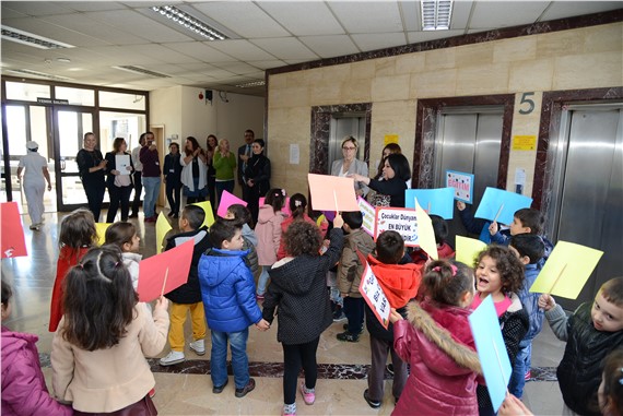 Çocuklar Kadıköy Belediyesi'ni işgal etti!