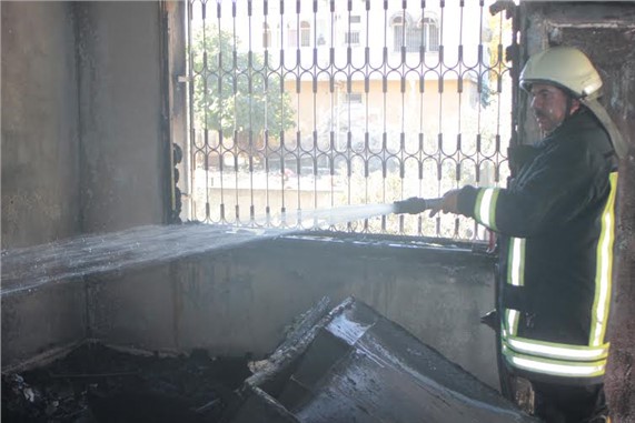 Salonda kahvaltı yaparken çocuk odasında çıkan yangını komşularından öğrendiler