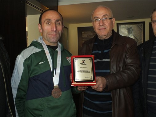 35 bin kişi arasında 29. olan Alkan plaketle ödüllendirildi